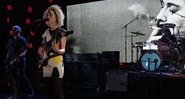 Integrantes do Nirvana e cantora St. Vincent em show em 2014 (Foto: Reprodução/YouTube)