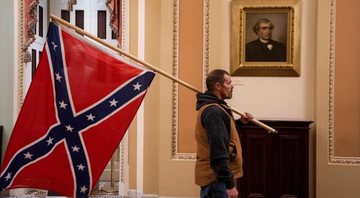 Norte-americano com bandeira dos Estados Confederados no Congresso dos Estados Unidos (Foto: Reprodução / Twitter)