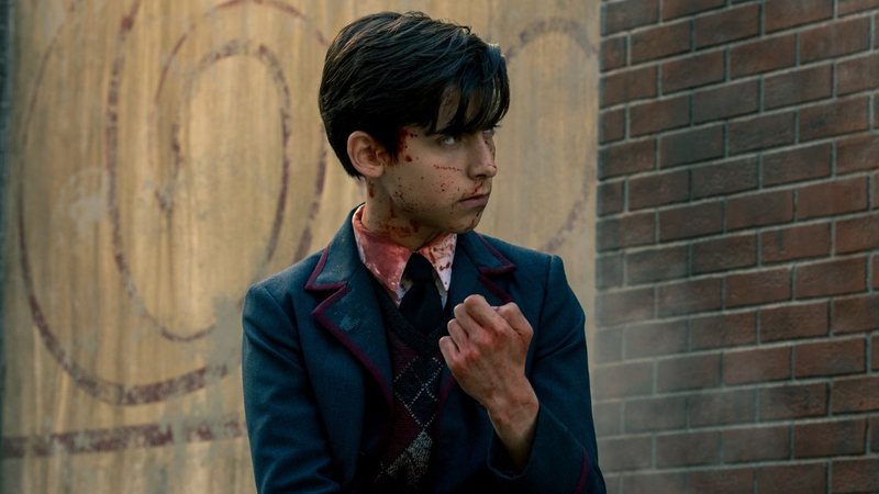 Aidan Gallagher como Cinco em Umbrella Academy (foto: reprodução/ Netflix)