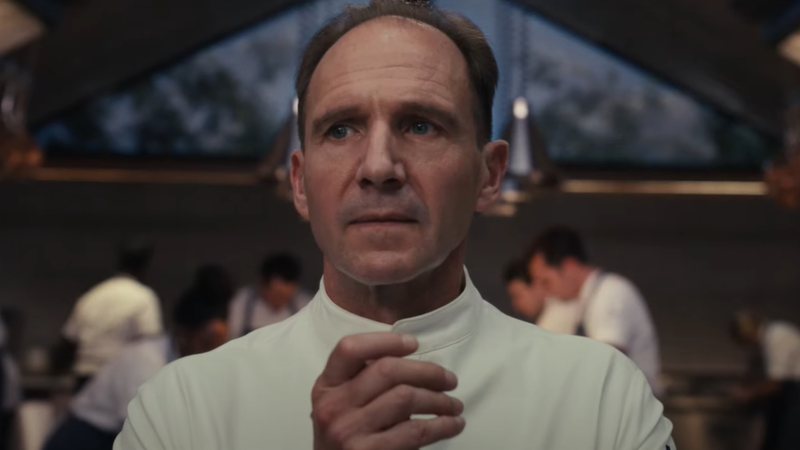 Ralph Fiennes em cena de O Menu (Foto: Divulgação/ 20th Century Studios)