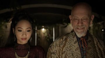 John Malkovich e Shuya Chang em teaser de 100 anos - O Filme que Você Nunca Verá (Foto: Reprodução)