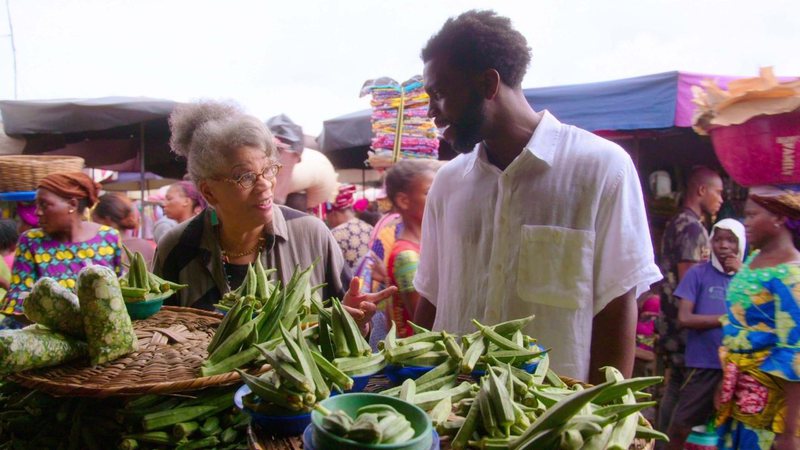 Dr. Jessica B. Harris e Stephen Satterfield em Da África aos EUA - Uma Jornada Gastronômica (Foto: Divulgação/Netflix)