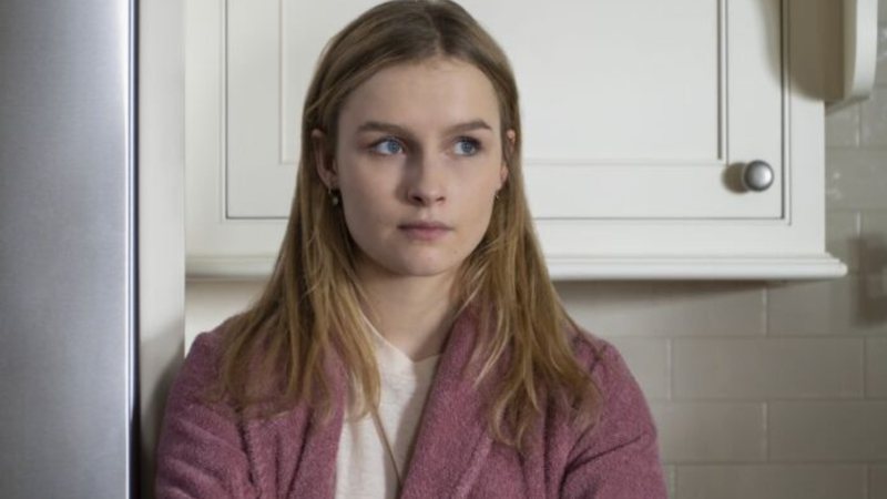 Olivia DeJonge como Elle em The Society (Foto: Reprodução)