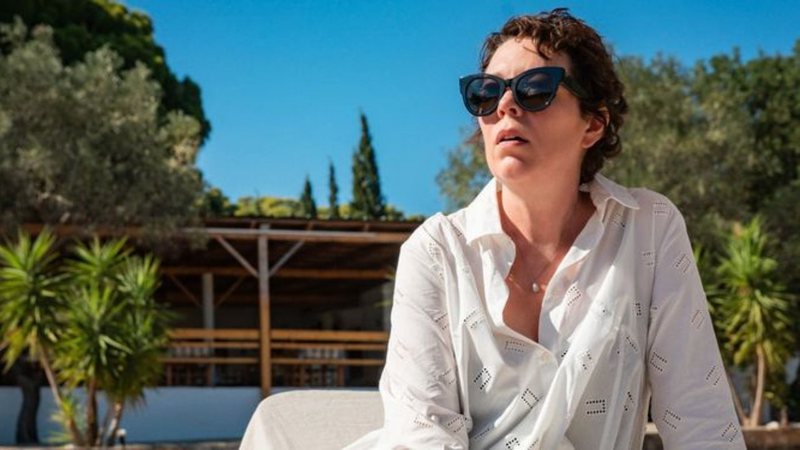 Olivia Colman em A Filha Perdida (Foto: Divulgação / Netflix)