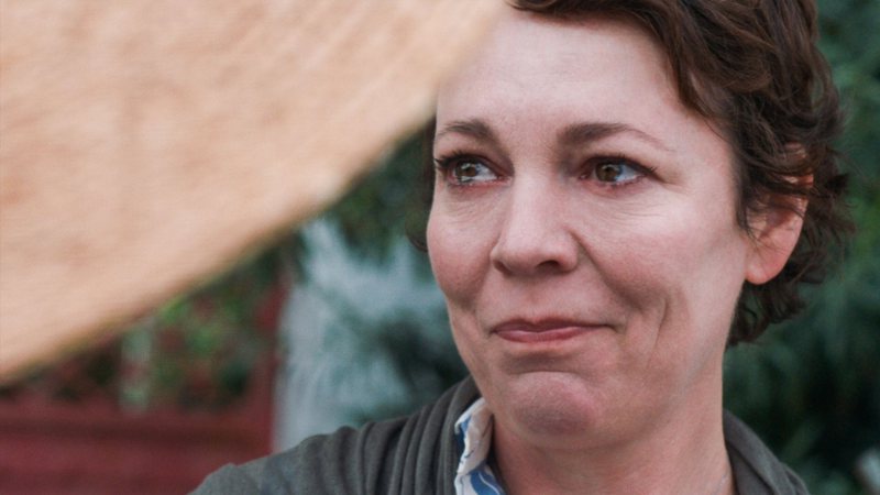 Olivia Colman em A Filha Perdida (Foto: Reprodução / Twitter)