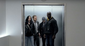 Cena de Os Defensores, com Jessica Jones, Punho de Ferro, Demolidos e Luke Cage (Foto:Reprodução)