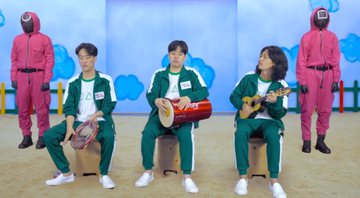 Grupo coreano de pagode tell a tale em vídeo da Netflix (Foto: Reprodução/YouTube)