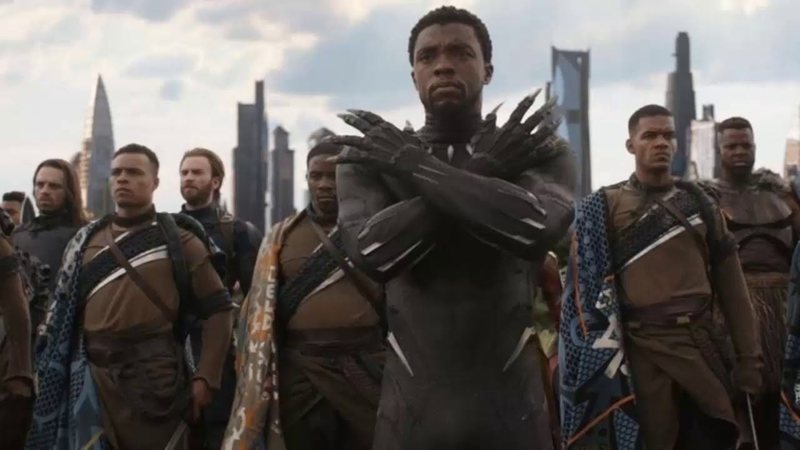 Saudação de Wakanda em Pantera Negra (Foto: Reprodução/Disney)