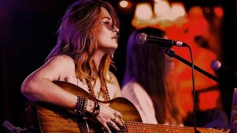 Paris Jackson em apresentação com The Soundflowers (Foto: Reprodução/Instagram)