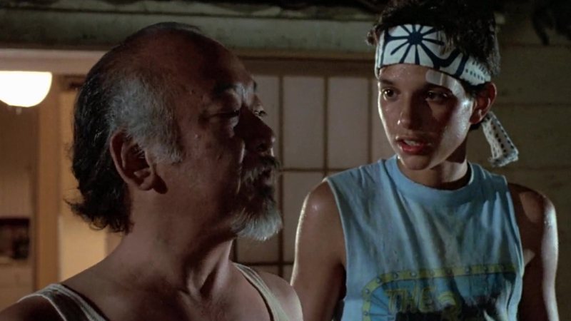 Pat Morita e Ralph Macchio em Karatê Kid (Foto: Reprodução)