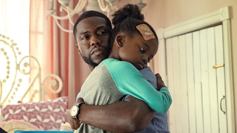 Kevin Hart e Melody Hurd abraçados em Paternidade (Foto: PHILIPPE BOSSE//Netflix)