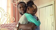 Kevin Hart e Melody Hurd abraçados em Paternidade (Foto: PHILIPPE BOSSE//Netflix)