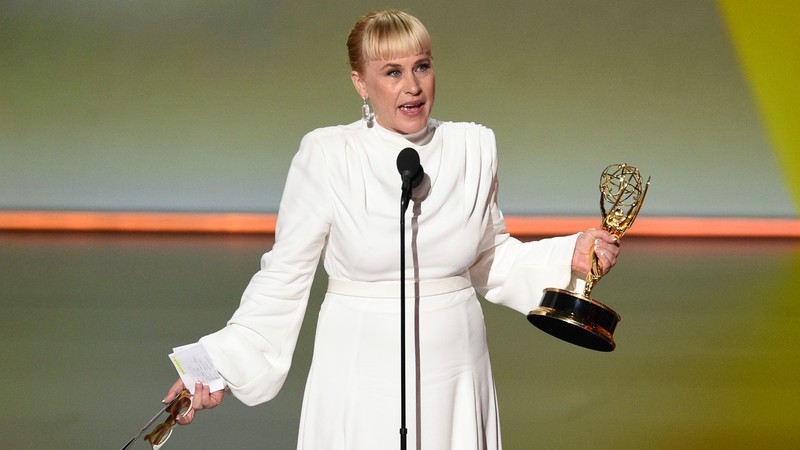 Patricia Arquette recebe o Emmy de Melhor Atriz Coadjuvante (Foto: Chris Pizzello/ Invision/ AP)