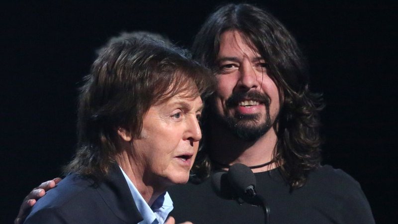 Paul McCartney e Dave Grohl (Foto: Matt Sayles/Invision/AP)