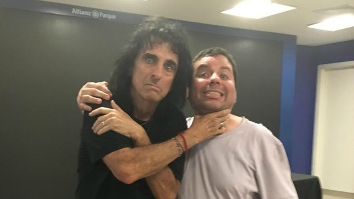 Paulo Cavalcanti entrevistou Alice Cooper, na última passagem do artista pelo Brasil (Foto: Arquivo pessoal)