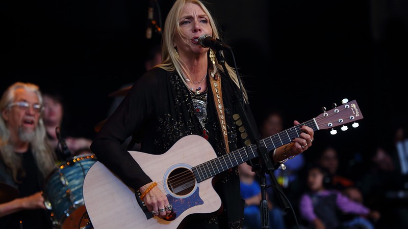 Pegi Young & The Survivors durante show beneficente, em 2014, para arrecadar fundos para a The Bridge School (Foto: John Davisson/Invision/AP)