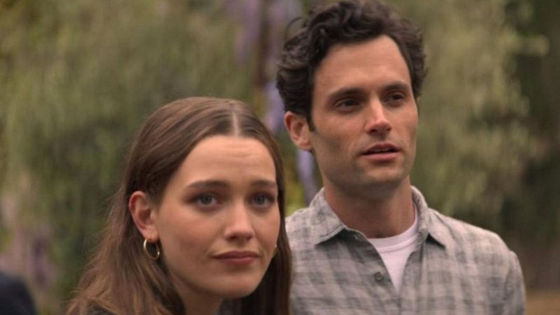 Victoria Pedretti e Penn Badgley em You (Foto: Divulgação)