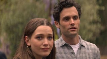 Victoria Pedretti e Penn Badgley em You (Foto: Divulgação)