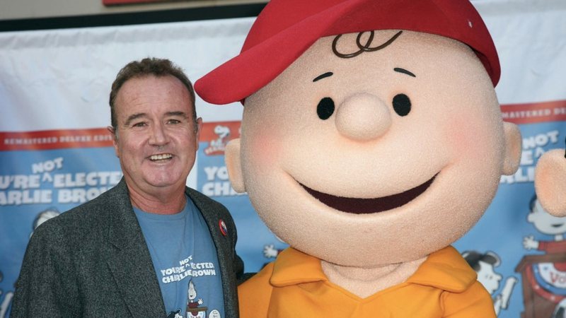 Peter Robbins ao lado de Charlie Brown (Foto: Reprodução /Twitter)