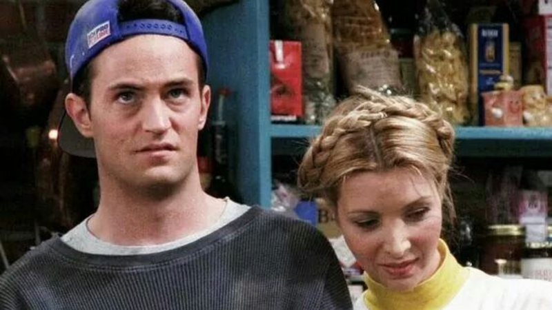 Matthew Perry como Chandler e Lisa Kudrow como Phoebe em Friends (Foto: Reprodução)