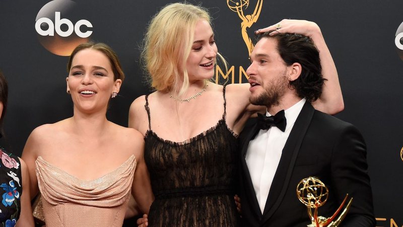 Emilia Clarke, Sophie Turner e Kit Harington (Foto: Frazer Harrison / Getty Images)