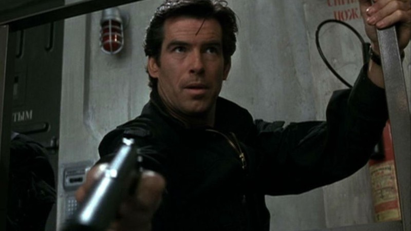 Pierce Brosnan como James Bond em GoldenEye (Foto:Reprodução)