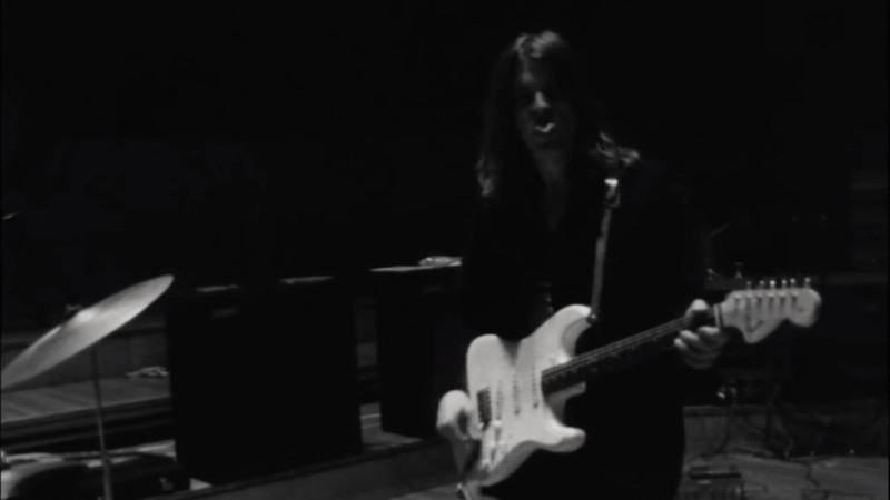 David Gilmour mostra a língua para a câmera em 1969 (Foto: Reprodução / Youtube)