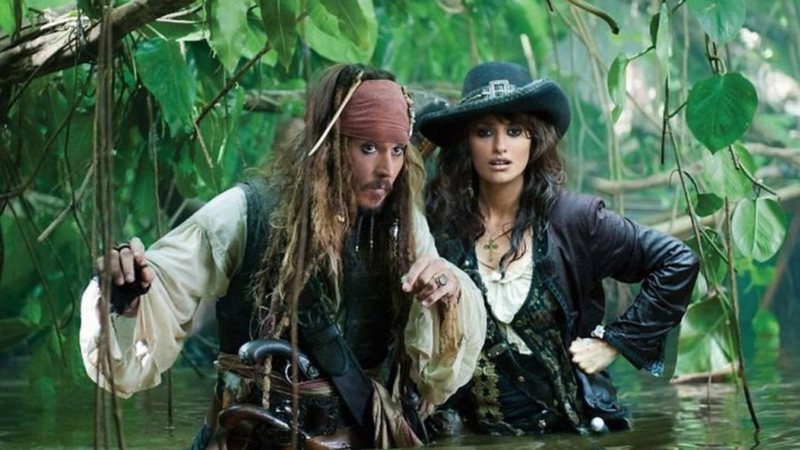 Johnny Depp e Keira Knightley em Piratas do Caribe: Navegando em Águas Misteriosas (Foto: Divulgação)