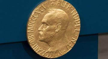 Placa com Alfred Nobel, criador do Prêmio Nobel (Foto: Getty Images /Ragnar Singsaas)