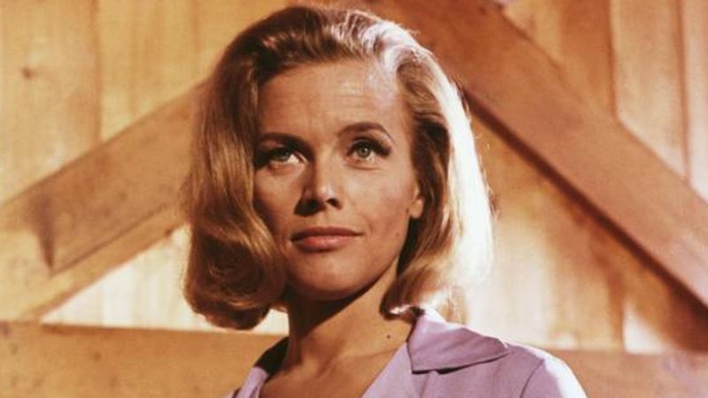 Honor Blackman como Pussy Galore em 007 Contra Goldfinger (foto: reprodução)