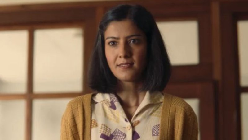 Rakhee Thakar como Miss Sands (Foto: Reprodução / Netflix)