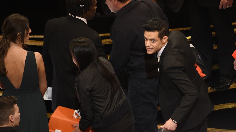 Rami Malek após cair do palco no Oscar 2019 (Foto:Chris Pizzello/Invision/AP)