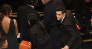 Rami Malek após cair do palco no Oscar 2019 (Foto:Chris Pizzello/Invision/AP)