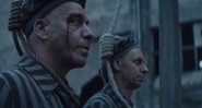 Integrantes do Rammstein vestidos como judeus na forca no clipe de Deutschland (Foto: Reprodução / YouTube)