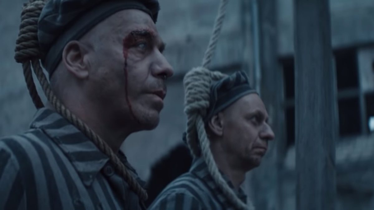 Integrantes do Rammstein vestidos como judeus na forca no clipe de Deutschland (Foto: Reprodução / YouTube)