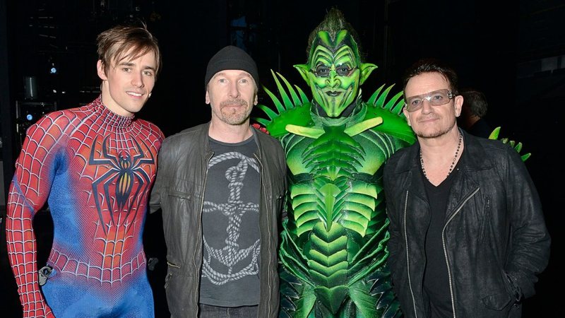 Reeve Carney, The Edge, Robert Cuccioli e Bono em evento de Spider-Man Turn Off The Dark (Foto: Getty Images / Eugene Gologursky)