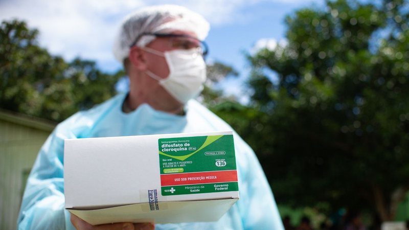 Médico segurando caixa do remédio cloroquina (Foto: Andressa Anholete / Getty Images)