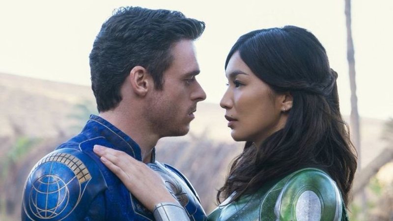 Richard Madden e Gemma Chan em Eternos (Foto: Reprodução /Twitter)