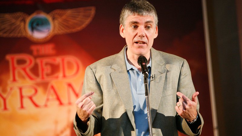 Rick Riordan no lançamento do livro The Red Pyramid em 2010 (Foto: Getty Images /Amy Sussman)