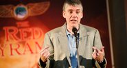 Rick Riordan no lançamento do livro The Red Pyramid em 2010 (Foto: Getty Images /Amy Sussman)