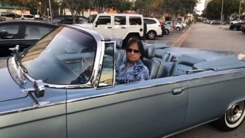 Roberto Carlos posa dentro do Chrysler Imperial 1965 (foto: reprodução/ Instagram)