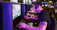 Usuário utilizando computador para jogar um jogo eletrônico de estratégia - Divulgação