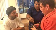 Ronaldinho Gaúcho em interrogação da polícia paraguaia (Foto: Reprodução Twitter)