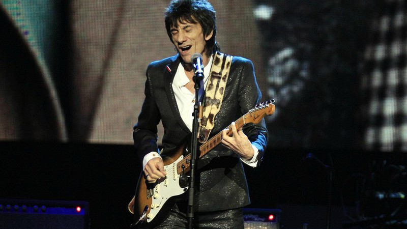 Ronnie Wood se apresentando no Hall da Fama do Rock em 2012 (Foto: AP Photo/Tony Dejak)