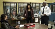 Andy Samberg, Stephanie Beatriz e Andre Braugher em Brooklyn Nine-Nine (Foto: Reprodução)