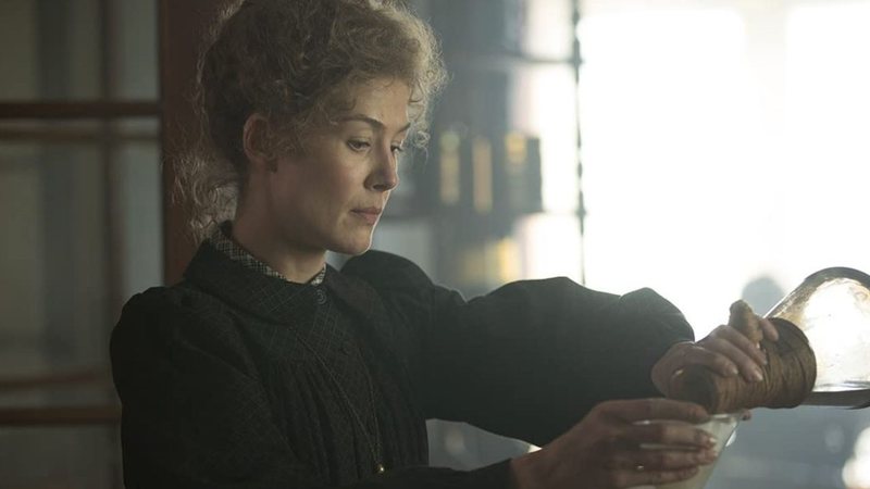 Rosamund Pike em Radioactive (Foto: Reprodução via IMDb)