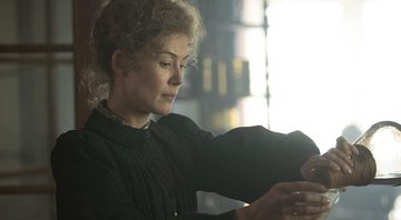 Rosamund Pike em Radioactive (Foto: Reprodução via IMDb)