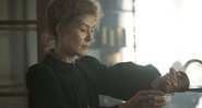 Rosamund Pike em Radioactive (Foto: Reprodução via IMDb)