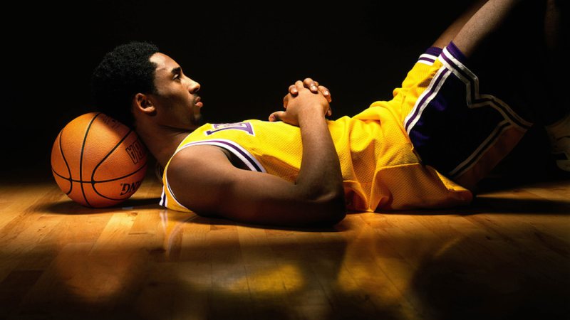 Kobe Bryant com a camisa 8 dos Lakers, em 1998, Los Angeles (foto: Jon Soohoo/ NBAE/Getty)