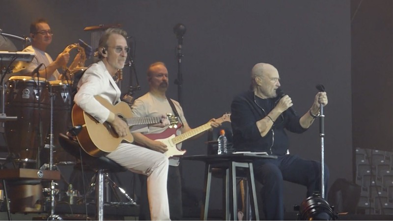 Mike Rutherford e Phil Collins juntos no palco depois de 12 anos (Foto:Reprodução)